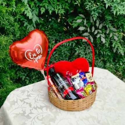 Cesta Com Vinho Chocolates & Pelúcia